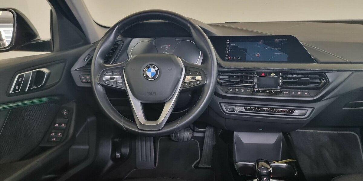 BMW 118d Sport Line LED AHK LiveCockpit Shadow-Line 47.800 km 23.500 &euro; Garrel 49681