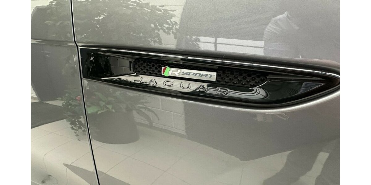 Jaguar F-Pace 3,0 D AWD R-Sport +AHK+Panorama+Navi+Kamera 92.200 km 27.990 &euro; Jaderberg 26349