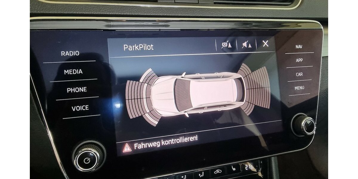 Skoda Superb Style Bi-Xenon AHK ACC SHZ Navi Tempomat 123.550 km 18.850 &euro; Garrel 49681