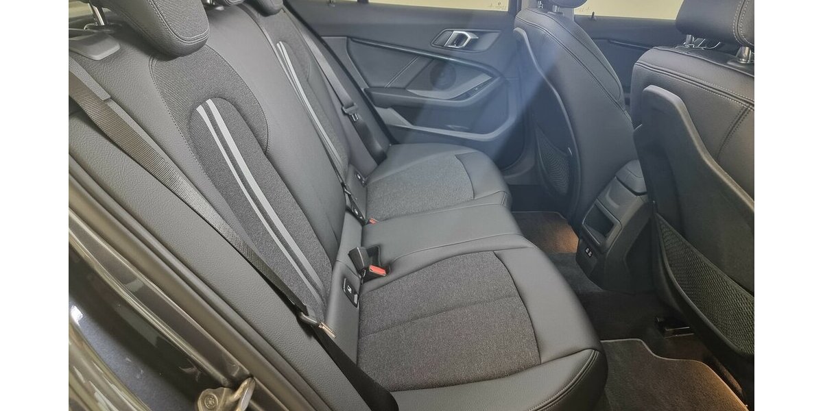 BMW 118d Sport Line LED AHK LiveCockpit Shadow-Line 47.800 km 23.500 &euro; Garrel 49681