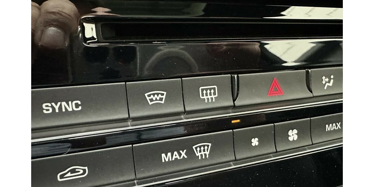 Jaguar F-Pace 3,0 D AWD R-Sport +AHK+Panorama+Navi+Kamera 92.200 km 27.990 &euro; Jaderberg 26349