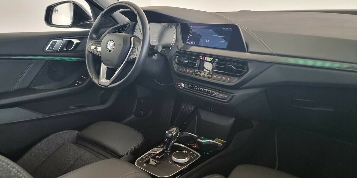 BMW 118d Sport Line LED AHK LiveCockpit Shadow-Line 47.800 km 23.500 &euro; Garrel 49681