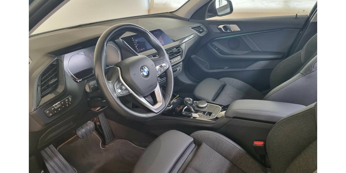 BMW 118d Sport Line LED AHK LiveCockpit Shadow-Line 47.800 km 23.500 &euro; Garrel 49681