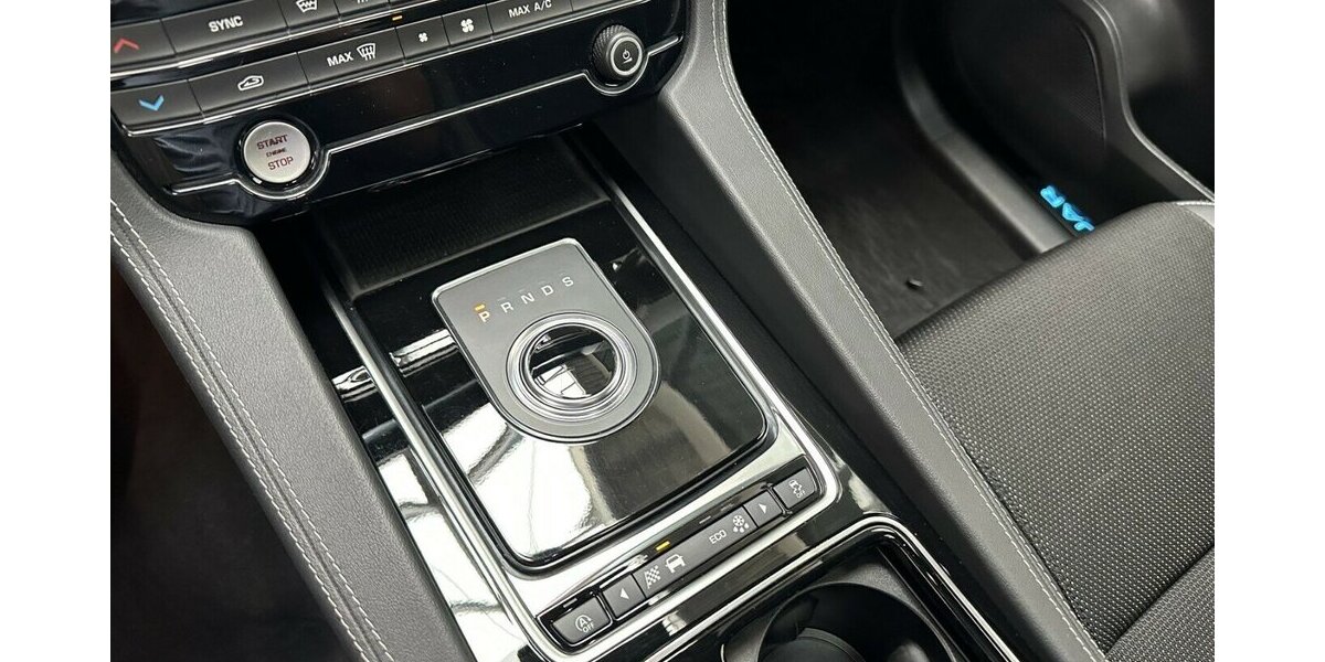 Jaguar F-Pace 3,0 D AWD R-Sport +AHK+Panorama+Navi+Kamera 92.200 km 27.990 &euro; Jaderberg 26349