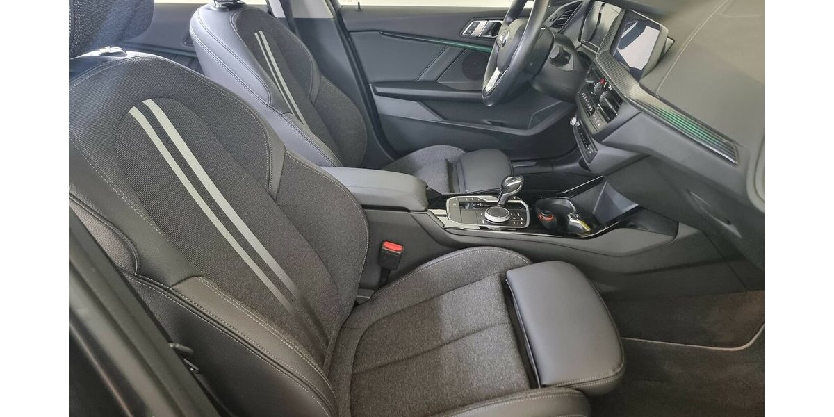 BMW 118d Sport Line LED AHK LiveCockpit Shadow-Line 47.800 km 23.500 &euro; Garrel 49681